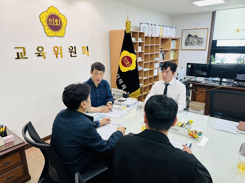 이용창 인천시의회 교육위원장이 연수구에서 발행한 학폭영상 확산에 대해 이강구 시의원과 교육청 관계자와 논의를 하고 있다. ⓒ 우리일보 db