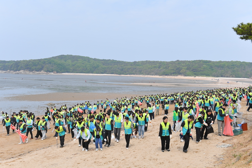 하나님의교회 세계복음선교협회가 인천 영종도 마시안해변과 실미해수욕장에서 정화활동을 실시하고 있다 ⓒ 하나님의교회 세계복음선교협회 제공
