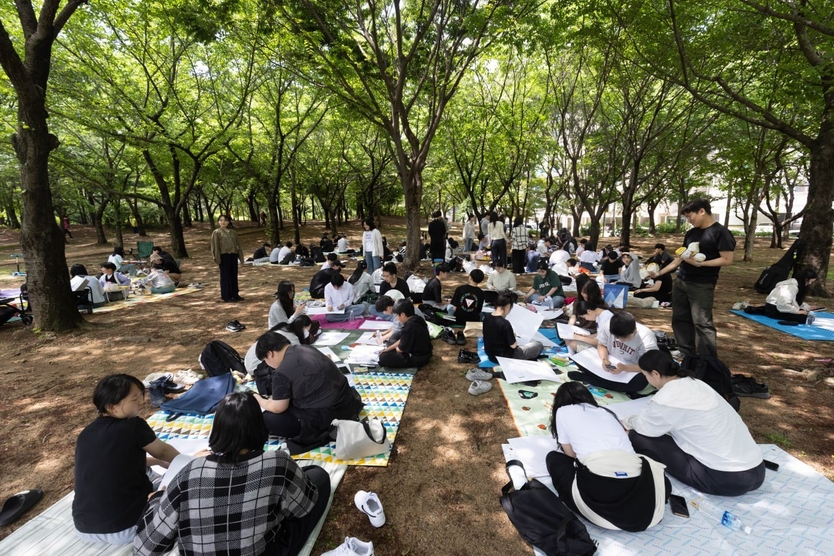 제7회 평화사랑 그림그리기 국제대회 예선에서 참가자들이 그림을 그리고 있다. ⓒ ㈔세계여성평화그룹 글로벌 9국 제공