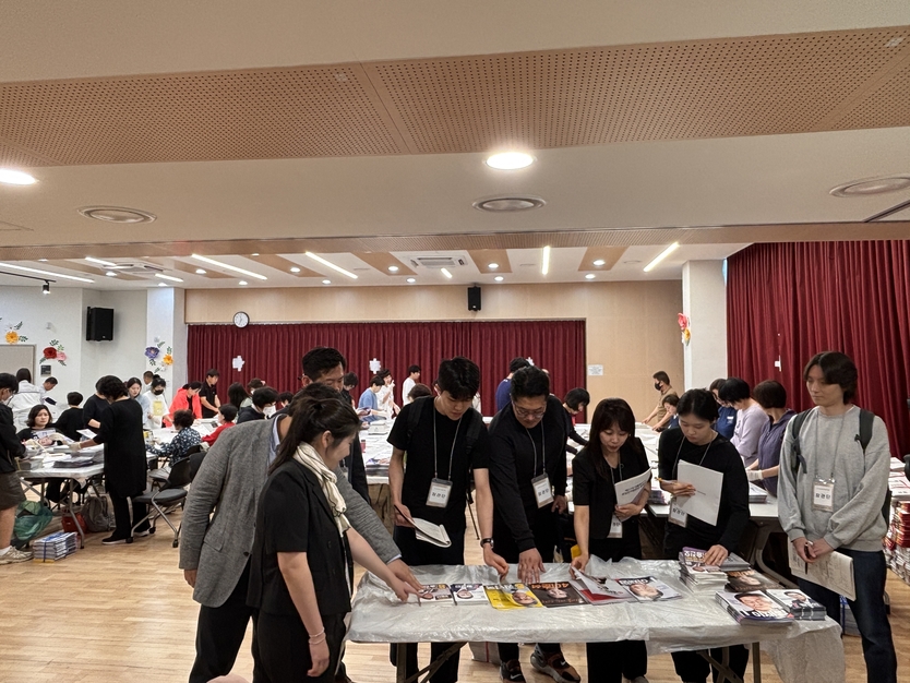 공정선거참관단, 책자형 선거공보 발송 작업 참관 및 선거벽보 첩부상황 현장 점검하고 있다. ⓒ 인천시선관위 제공