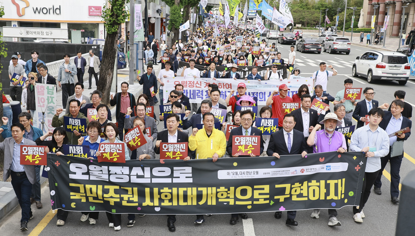 민주화운동 당시 가두시위를 재현한 ‘민주평화대행진’에 직접 참여 ⓒ 사진 제공처 - 전북자치도 제공 