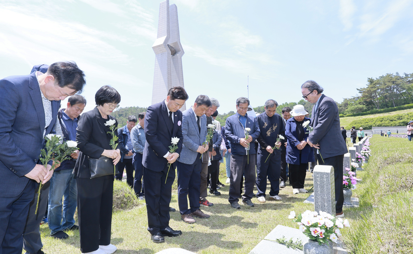 전북 지역 5·18 관련 단체 및 도민들과 함께 광주 국립5·18민주묘지를 참배 ⓒ 사진 제공처 - 전북자치도 제공 