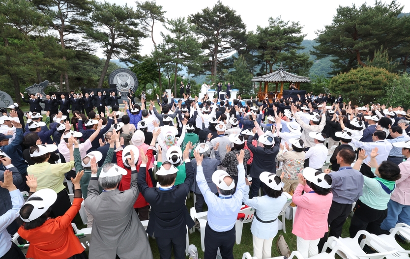 17일 경기도 청평 신천지 평화연수원에서 ‘계시성취 실상증거 신천지 말씀대성회’가 열린 가운데 참석한 목회자들이 하나님께 영광을 돌리고 있다. ⓒ 신천지예수교회 제공