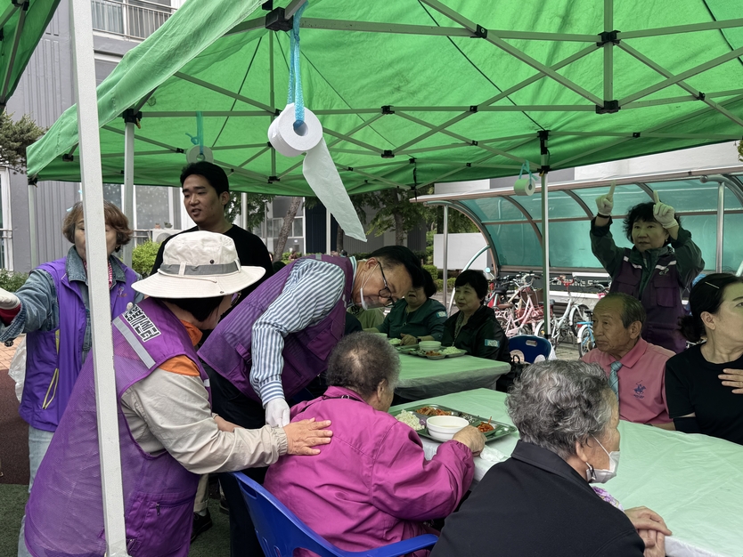 연수구 자원봉사센터 가정의 날을 맞아 지역 어르신들께 따뜻한 밥 한끼를 정성스럽게 제공.ⓒ 연수구 