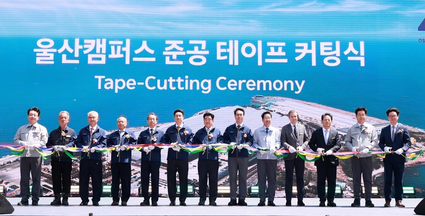 HD현대건설기계가 20일(화) 울산캠퍼스에서 스마트팩토리 준공식을 갖고 기념촬영을 하고 있다. (사진 왼쪽 다섯번째부터 HD현대사이트솔루션 조영철 사장, HD현대 정기선 수석부회장, HD현대 권오갑 회장, HD현대건설기계 최철곤 사장) 