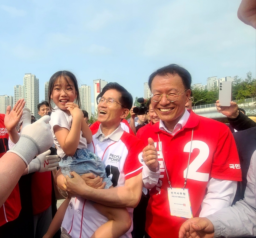 대한민국 GTX의 아버지 김문수 후보와 박용호 위원장이 아이를 안고 즐거워 하고 있다. ⓒ 국민의힘 제공