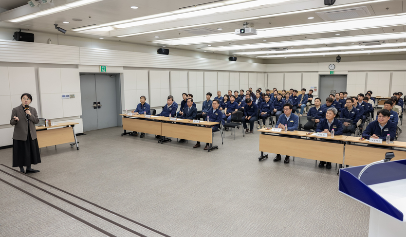 공사 최정규 사장(가운데 왼쪽)을 비롯한 임직원들이 강연을 듣고 있다. ⓒ 인천교통공사 제공