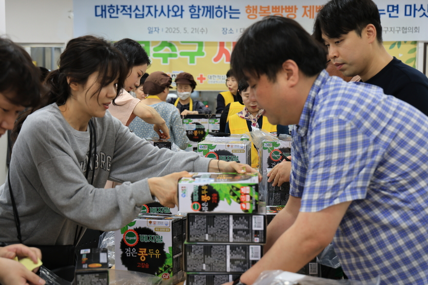 포스코휴먼스-적십자 봉사회 연수구협의회, 가정의 달 맞이 사랑의 봉사.활동을 펼치고 있다. ⓒ 대한적십자사 인천지사 제공