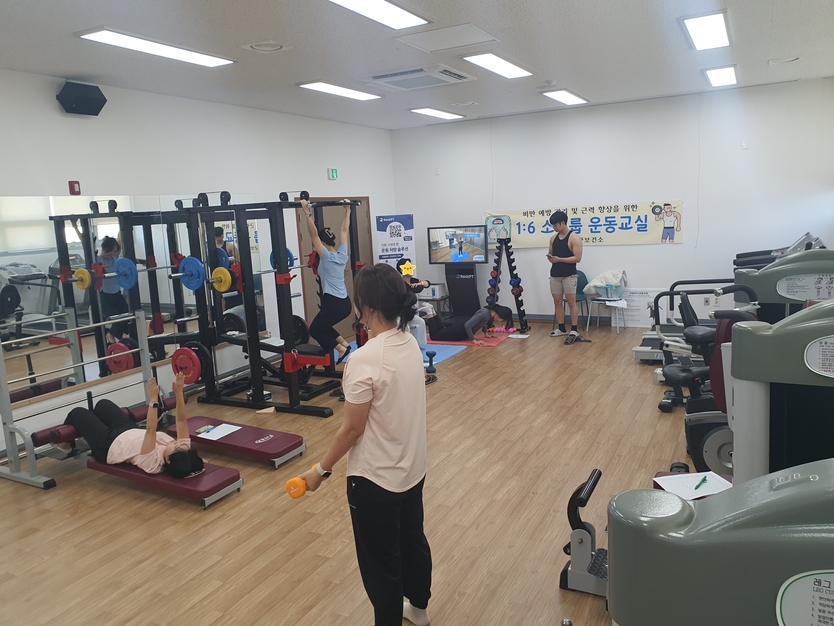 보성군보건소, 체육지도자와 참여자들이 근력 운동을 하고 있다ⓒ보성군청 제공