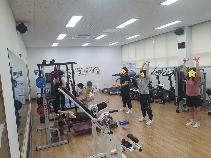 보성군보건소, 소그룹 운동 교실에서 참여자들이 근력 운동을 하고 있다ⓒ보성군청 제공