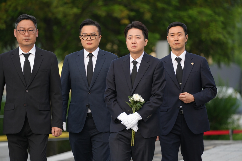 이준석 개혁산당 대선후보가 노무현 전 대통령묘소를 참배하고 있다. ⓒ 이준석 후보 캠프 제공