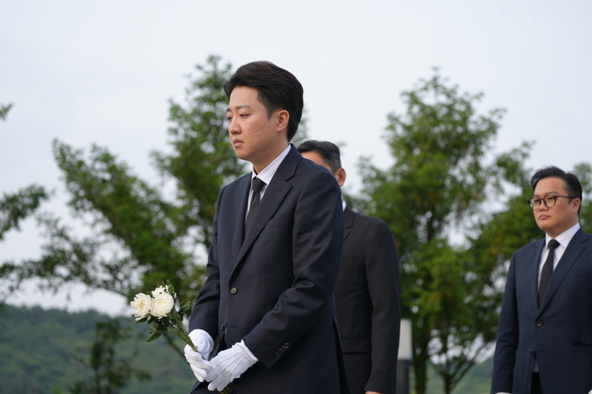 이준석 개혁산당 대선후보가 노무현 전 대통령묘소를 참배하고 있다. ⓒ 이준석 후보 캠프 제공