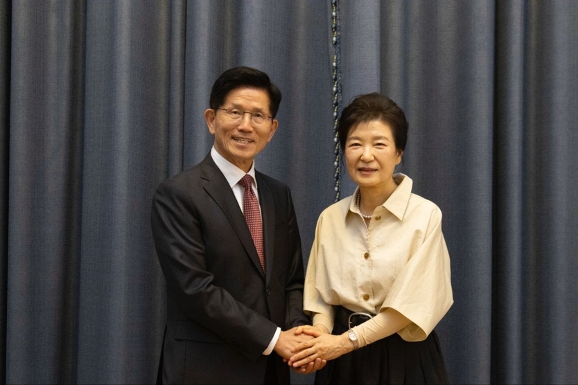 김문수 국민의힘 대선후보가 박근혜 전 대통령을 면담하고 있다. ⓒ 김문수 대선 후보 캠프 제공