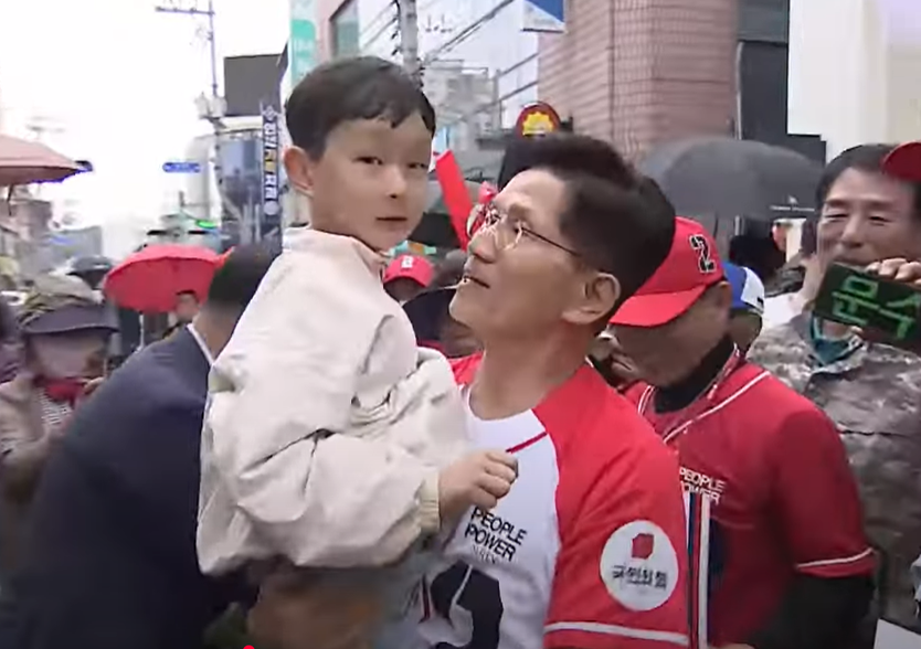 김문수 국민의힘 대선 후보가 아동을 안아 보이고 있다. 
