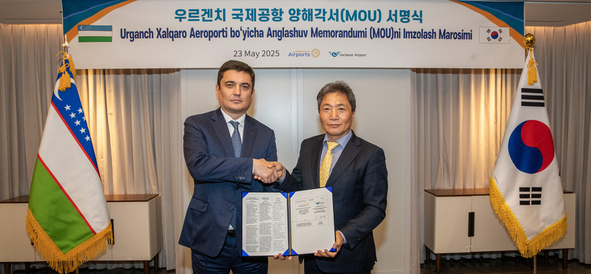 지난 23일 서울 롯데호텔에서 우즈벡 부총리 참석 하에 진행된 인천국제공항공사와 우즈벡 공항공사간 ‘우르겐치공항 개발사업 협력을 위한 업무협약(MOU)’ 체결식에서 인천국제공항공사 이학재 사장(사진 오른쪽)과 우즈베키스탄 공항공사 자블론벡 오이베코비치 사장이 기념촬영을 진행하고 있다. ⓒ 인천국제공항공사 제공