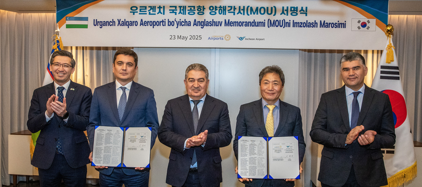  23일 서울 롯데호텔에서 우즈벡 부총리 참석 하에 진행된 인천국제공항공사와 우즈벡 공항공사간 ‘우르겐치공항 개발사업 협력을 위한 업무협약(MOU)’ 체결식에서 참석자들이 협약서 서명 후 기념촬영을 진행하고 있다. 왼쪽부터( 알리쉐브 아브두살로모프 주한우즈베키스탄 대사, 자블론벡 오이베코비치 우즈벡 공항공사 사장, 아칠바이 라마토프 부총리, 이학재 인천국제공항공사 사장, 초리예프 에르가셰비치 교통부 차관). ⓒ 인천국제공항공사 제공