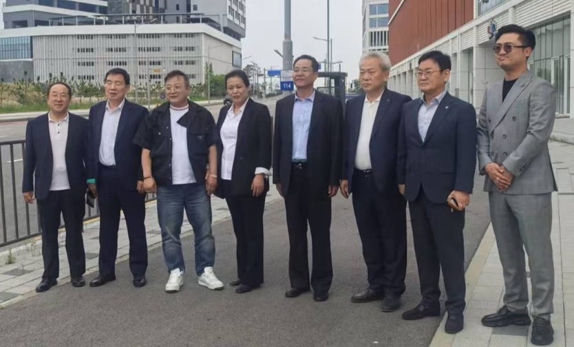 북경박진무역공사 이공훈 대표(왼쪽 첫번째)와 중응과학기술산업발전(천진)그룹 대표단이 기념촬영을 하고 있다.