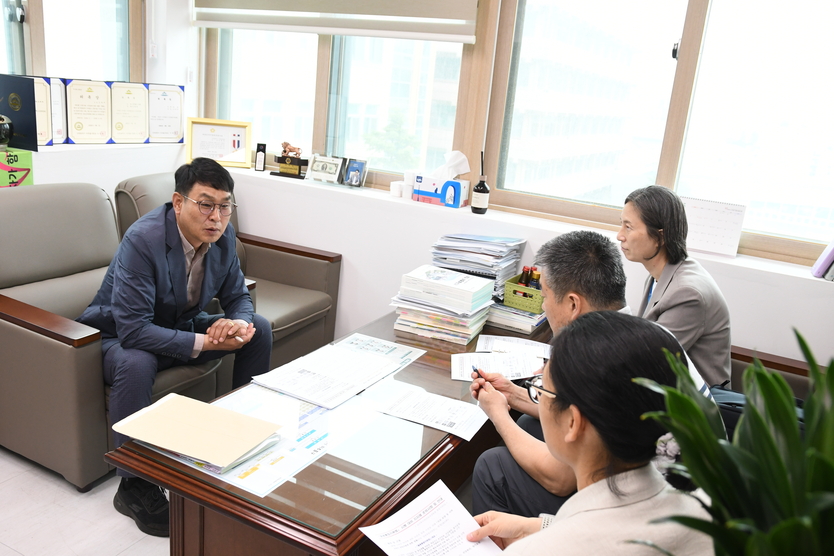 김태계 위원장이 복지건설위원장실에서 “돌봄통합지원법” 시행에 대비한 간담회를 개최하고 있다. ⓒ 미추홀구의회 제공