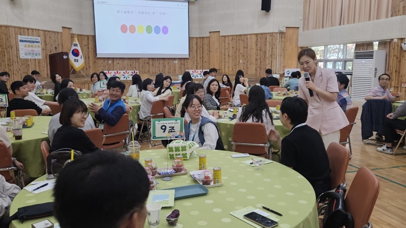 보성군 공직자 맞춤형 교육 ‘원데이 클래스’ 추진_참여자들의 퍼스널 컬러를 진단하고 있다ⓒ보성군청 제공