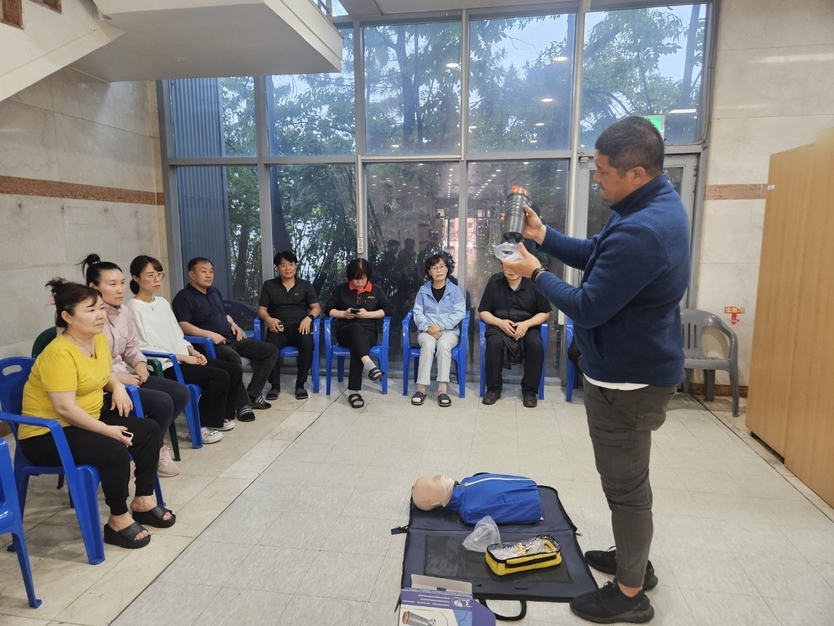 남동구 도시관리공단, 기도페쇄 응급키트 설치하고 있다. ⓒ 남동구 제공