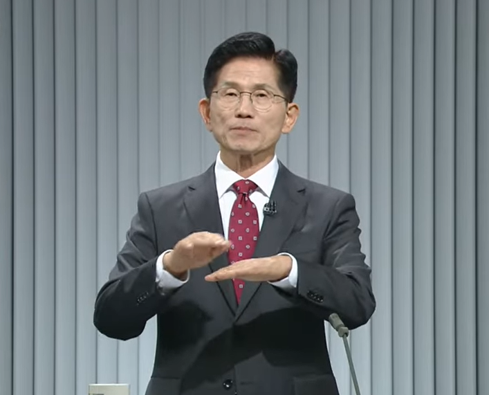 국민의힘 김문수 대권 후보가 마지막 방송토론을 하고 있다.