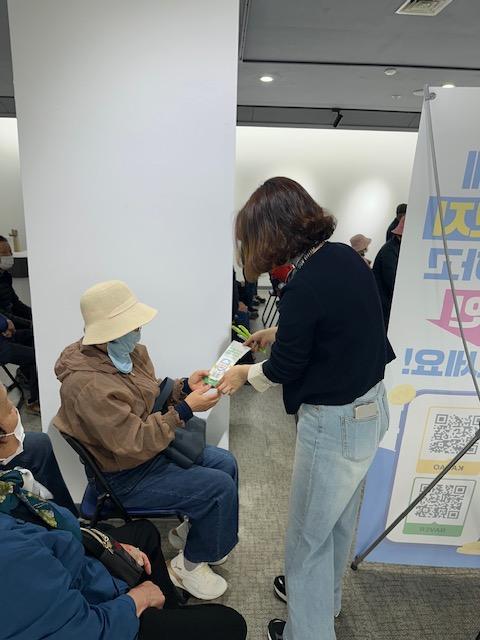 지방세 모바일 전자고지 가입을 홍보하고 있다ⓒ순천시청 제공