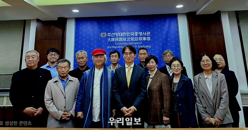 한중미술협회원들과 함께 자리한 최희덕 주 선양 한국 총영사<br>