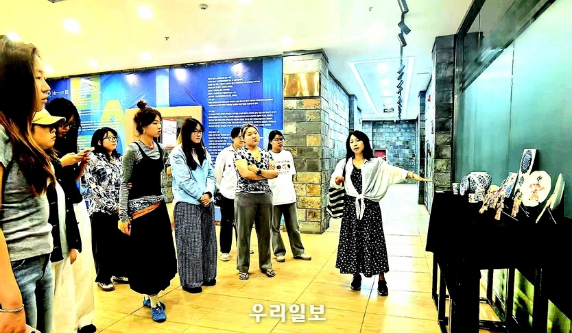 김지윤 한중미술협회 중국 회장이 정교수로 근무하는 하북미술대학 졸업 작품전에서 학생들의 작품들을 평가하고 있다.