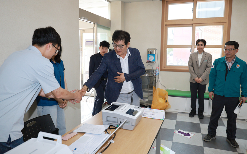 이상익 함평군수, 사전투표소 현장 점검 나서ⓒ함평군청 제공