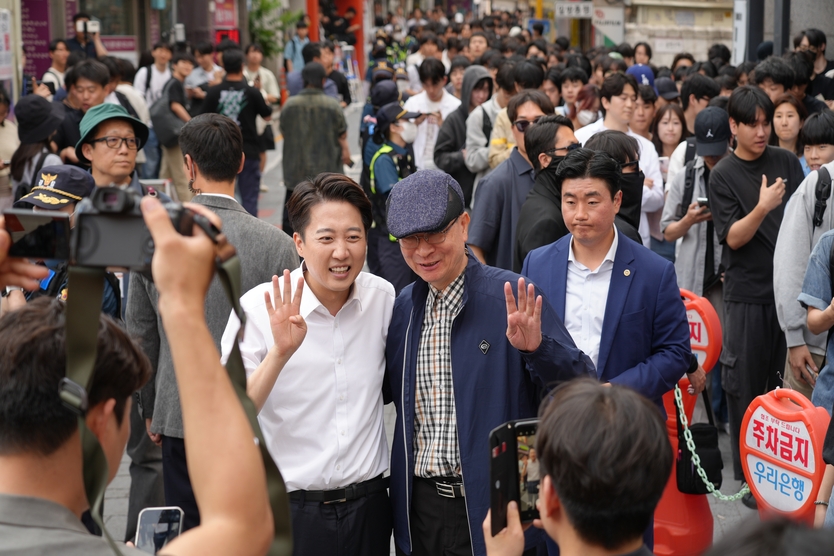 이준석 개혁신당 대선 후보가 지지호소를 하며 청년들과 기념촬영을 하고 있다. ⓒ 개혁신당캠프 제공
