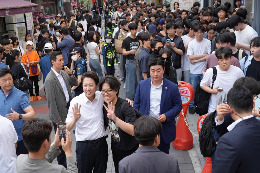 이준석 개혁신당 대선 후보가 지지호소를 하며 청년들과 기념촬영을 하고 있다. ⓒ 개혁신당캠프 제공