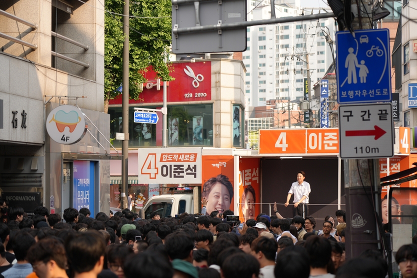 이준석 개혁신당 대선 후보가 지지호소를 하며 청년들에게 지지 호소를 하고 있다. ⓒ 개혁신당캠프 제공