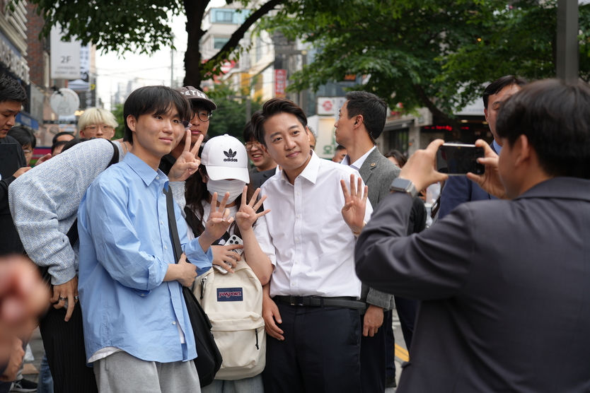 이준석 개혁신당 대선 후보가 지지호소를 하며 청년들과 기념촬영을 하고 있다. ⓒ 개혁신당캠프 제공