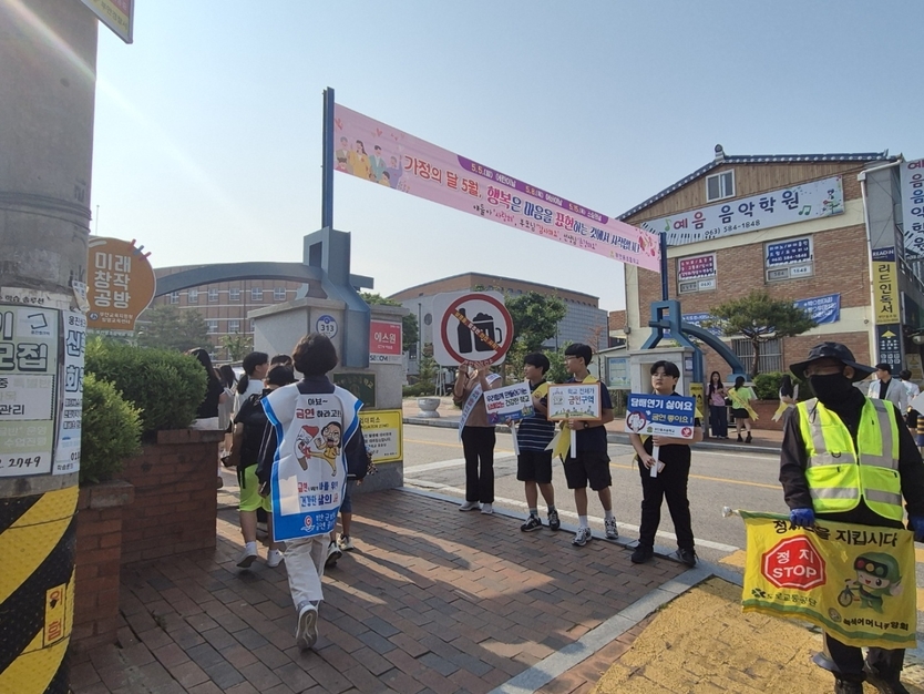 부안군보건소, 세계 금연의 날 맞이 등굣길 학생 흡연 예방 캠페인 실시ⓒ부안군청 제공