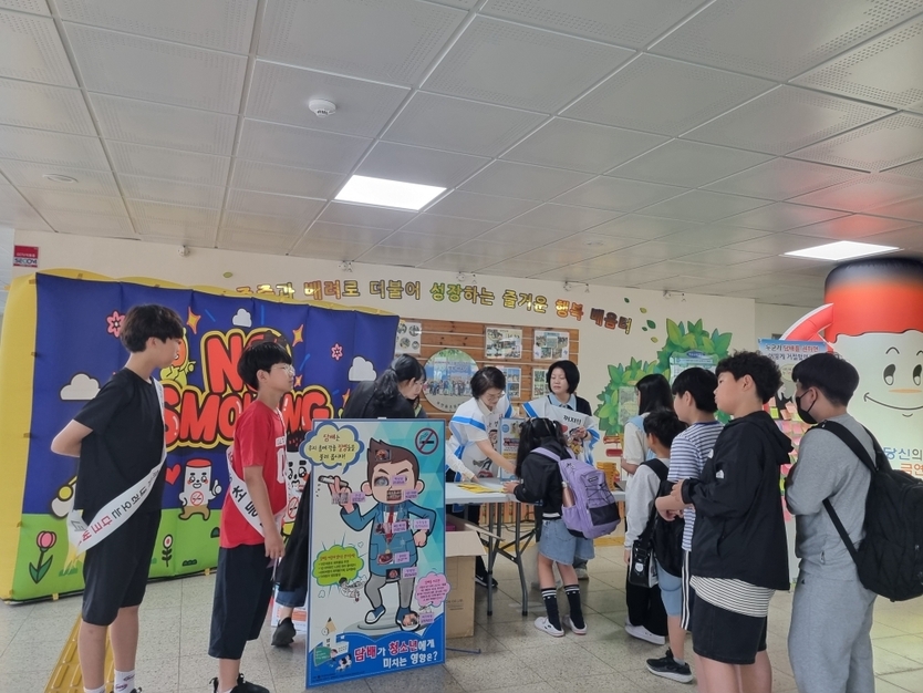 부안군보건소, 세계 금연의 날 맞이 등굣길 학생 흡연 예방 캠페인 실시ⓒ부안군청 제공