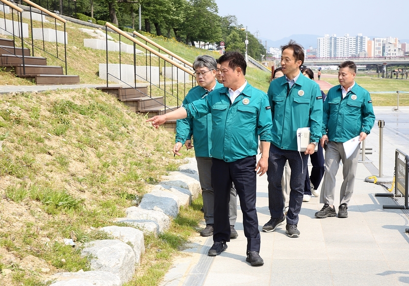 이학수 정읍시장, 시민 안전 위해 정읍천 현장점검 ‘꼼꼼히’ⓒ정읍시청 제공