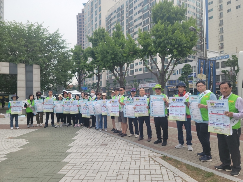사)한국산재장애인 인천시협회가 지난달 31일 인천시 미추홀구 숭의동 홈플러스와 장안사거리 일대에서 환경정화 캨페인을 실시하고 있는 모습