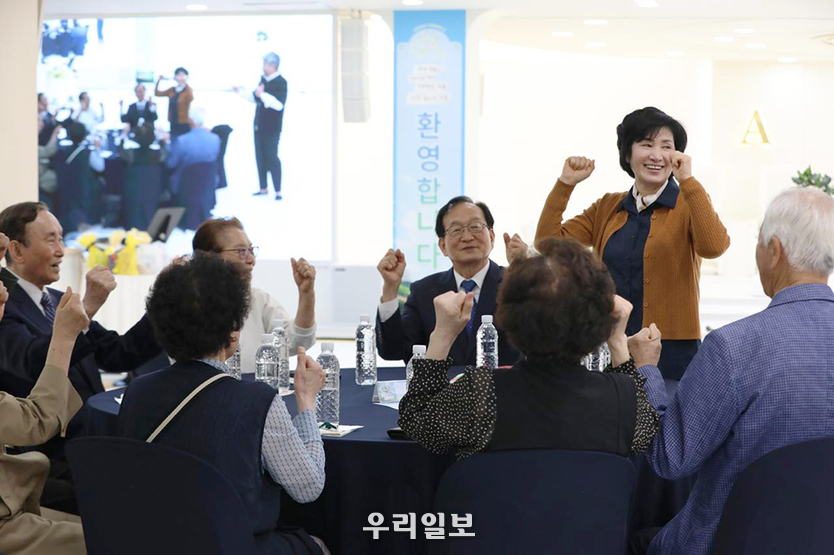 10일 신천지 왕십리교회에서 가족 초청 잔치가 열린 가운데, 참석 가족들이 단합 게임을 즐기고 있다 (사진=신천지 요한지파)