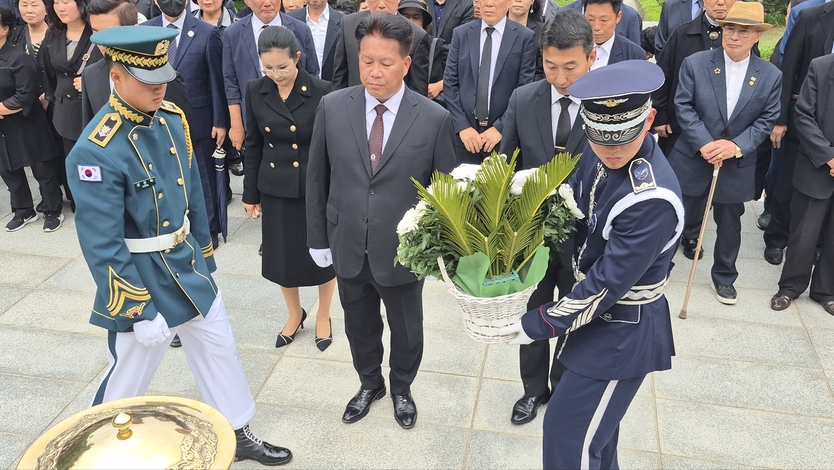 송진호 무소속 대선 후보가 현충탑에 헌화를 하고 있다
