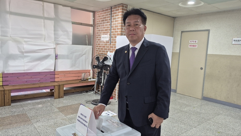 제 21대 대통령선거에 출마한 무소속 기호8번 송진호 후보가 경기도 양주시 주원초등학교에 마련된 투표소에서 투표를 하고 있다.