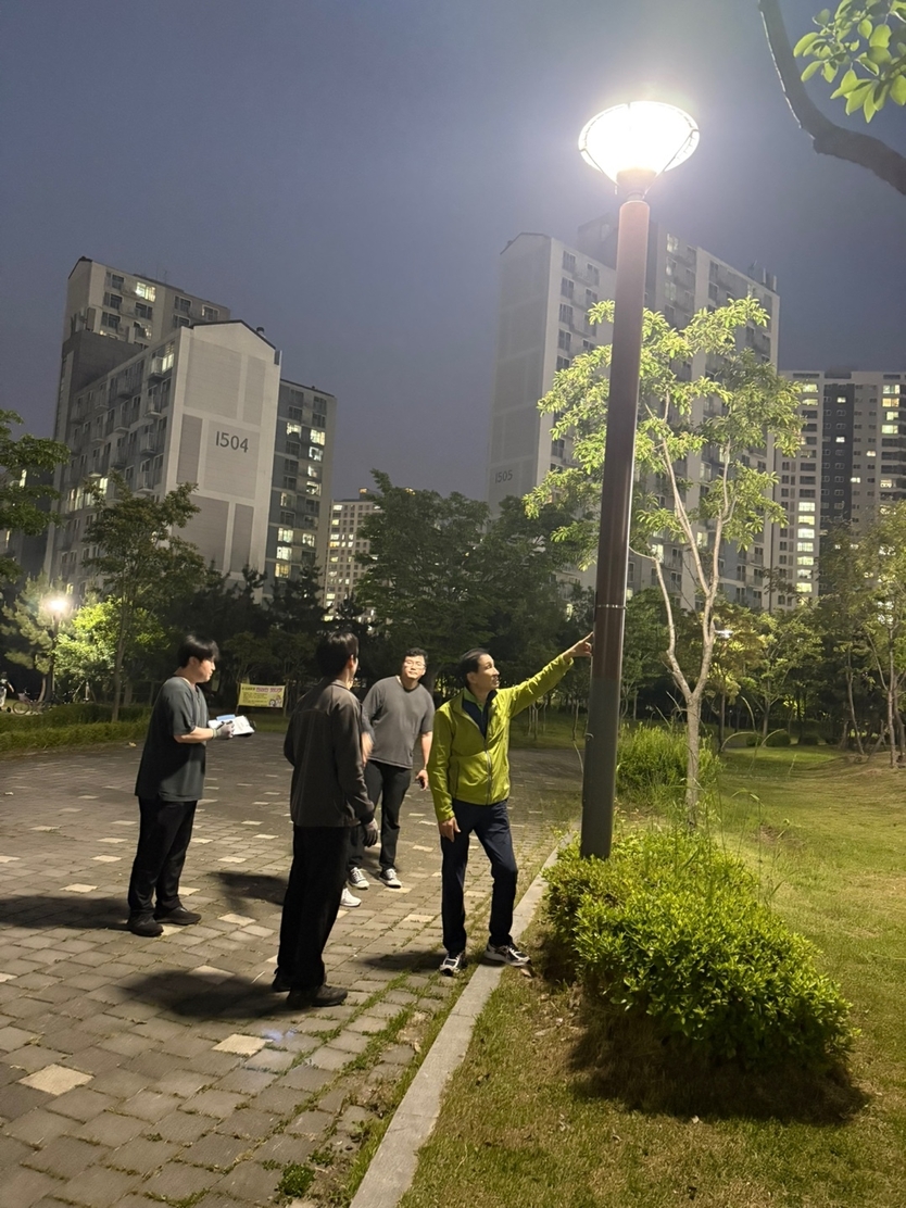 김석우 남동구 도시관리공단 이사장이, 공원등 보안등 작동상태 야간 점검하고 있다. ⓒ 남동구도시관리공단 제공