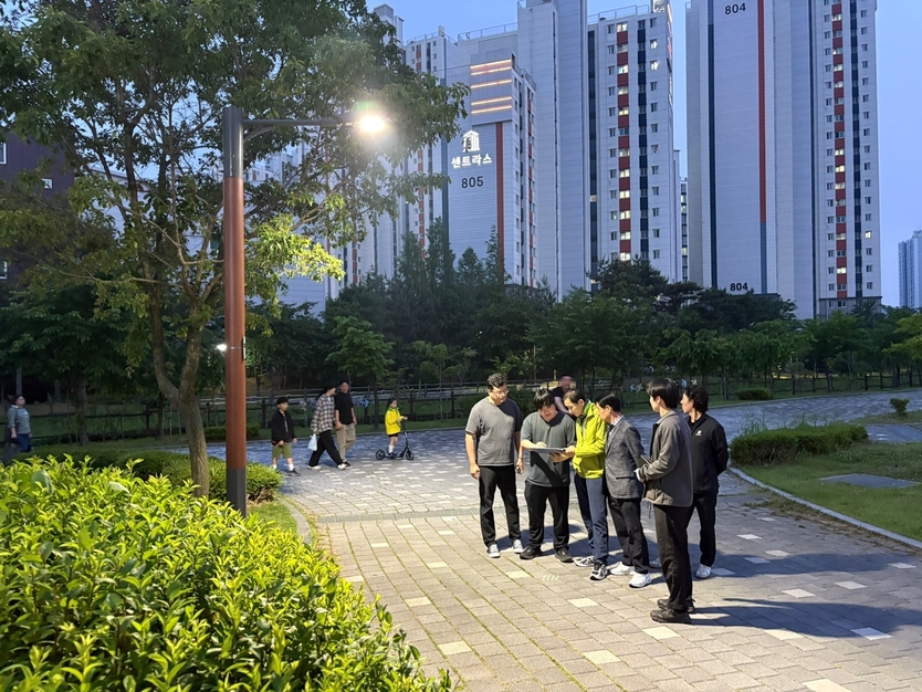 김석우 남동구 도시관리공단 이사장이, 공원등 보안등 작동상태 야간 점검하고 있다. ⓒ 남동구도시관리공단 제공
