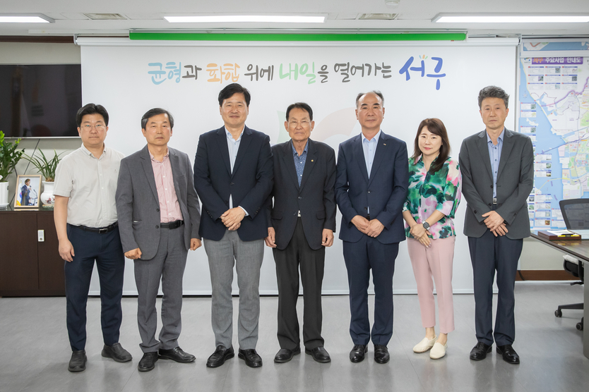 한국서부발전㈜ 서인천 발전본부 가재규 본부장이 강범석 서구청장과 조재길 노인회 서구지회장에게 경로당에 후원 물품 전달하고 있다. ⓒ 인천서구청 제공