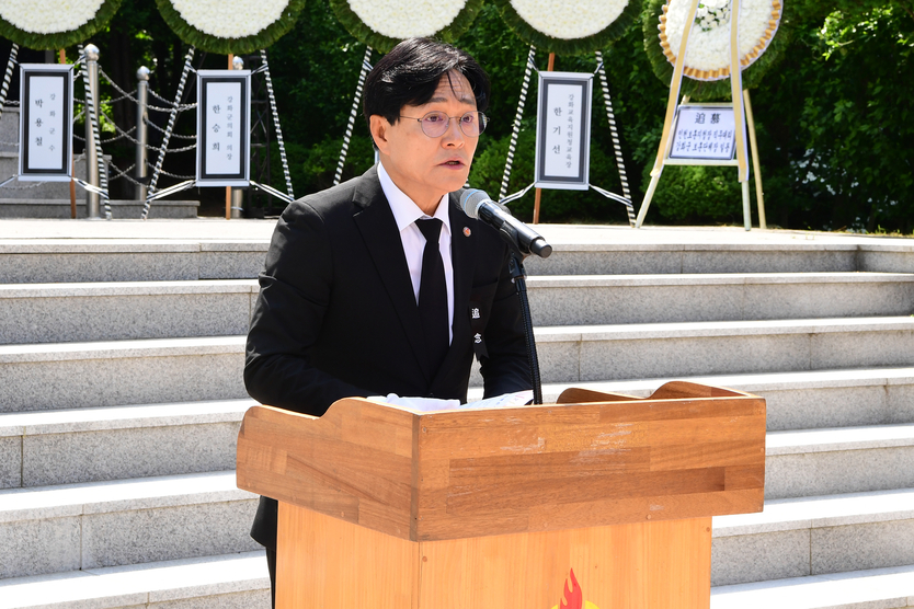 박용철 강화군수가 6월 6일 제70회 현충일을 맞아 순국선열과 호국영령의 숭고한 희생정신을 기리는 추념식에서 인사말을 하고 있다. ⓒ 강화군 제공