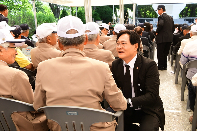 6월 6일 제70회 현충일을 맞아 순국선열과 호국영령의 숭고한 희생정신을 기리는 추념식 후 국가유공자분들께 인사를 나누고 있다. ⓒ 강화군 제공