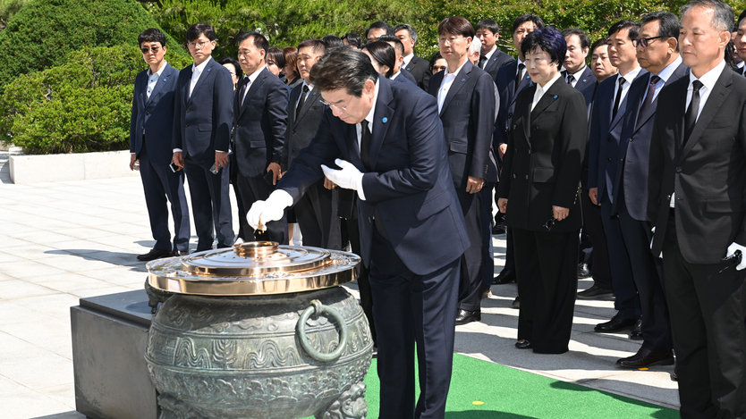강석호 한국자유총연맹이사장이 관계자들과 국립현충원에서 순국선열과 호국영령의 넋을 기리는 참배 행사에 분향을 하고 있다. ⓒ 한국자총 제공