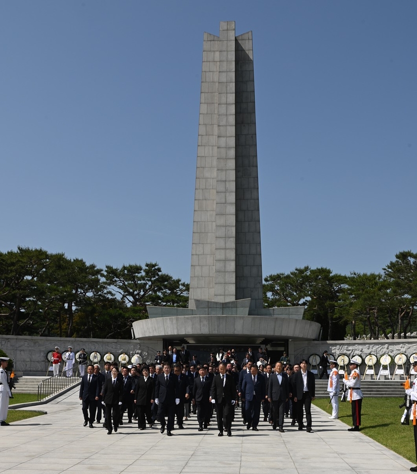 강석호 한국자유총연맹이사장이 관계자들과 국립현충원에서 순국선열과 호국영령의 넋을 기리는 참배 행사 후 나오고 있다. ⓒ 한국자총 제공