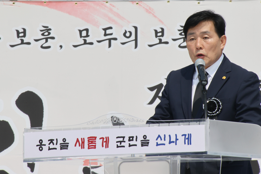 문경복 옹진군수가, 제70회 현충일 추념식 개최에 추도사를 하고 있다. ⓒ 옹진군 제공