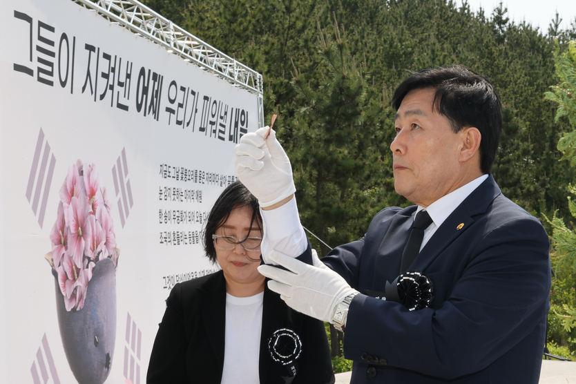 문경복 옹진군수가, 제70회 현충일 추념식에서 호국영영에 대한 분향을 하고 있다. ⓒ 옹진군 제공