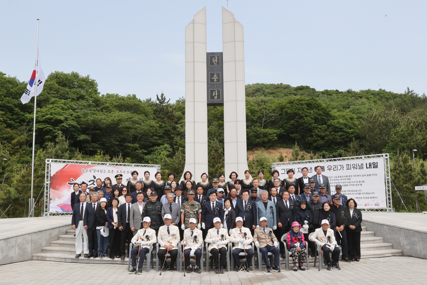 문경복 옹진군수가, 제70회 현충일 추념식 개최후 참가자들과 현충탑앞에서 기념찰영을 하고 있다. ⓒ 옹진군 제공